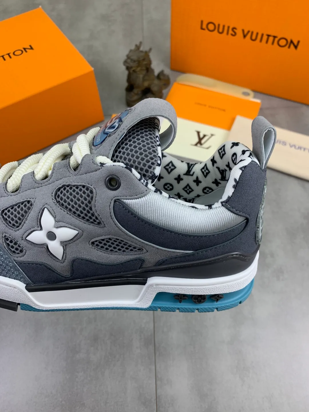 Men's Men's Shoes 💰P660 New The new LV TRAINER series of sneakers are on sale. This LV Trainer sneaker reinterprets Virgil Abloh's classics with nubuck and grained cow leather, and is decorated with Monogram flowers on the rubber outsole of the same color. A deformed Monogram flower occupies the sides, contrasting with the asymmetric Louis and Vuitton logos at the rear. The original version was designed by Virgil Abloh and was inspired by vintage basketball shoes. Featuring LV monograms on the tongue and upper, a scripted Louis Vuitton logo on the sides and a #54 logo on the rear, the rubber outsole features Monogram flowers and continues the comfort of an innovative gel outsole. Comes with original drawer box and complete packaging! Color: 3️⃣colors available